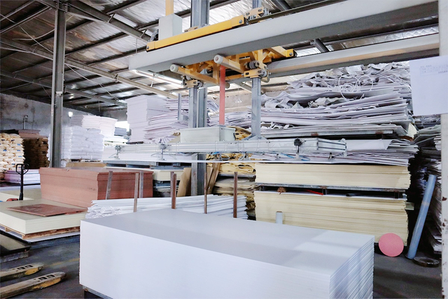 GOLDENSIGN PVC Board Factory - une installation de fabrication moderne produisant des planches en mousse en PVC de haute qualité.