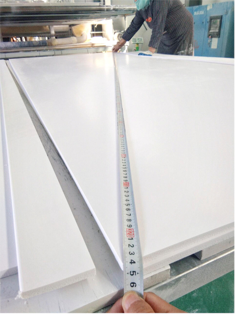 Contrôle de la qualité dans le dimensionnement des panneaux PVC - assurer des coupes précises pour les tailles de panneaux cohérentes