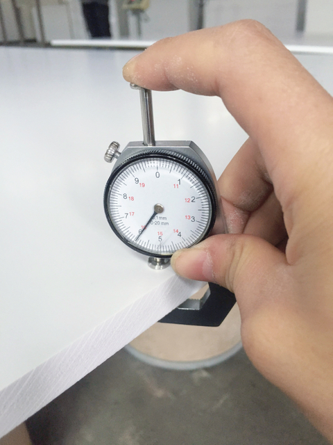 Vérification de l'épaisseur de la planche de mousse PVC - Outils de précision utilisés pour une mesure précise de l'épaisseur
