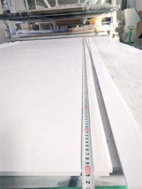 Vérification de la taille de la carte PVC - Outils de précision utilisés pour la longueur de la carte PVC et l'inspection de la largeur