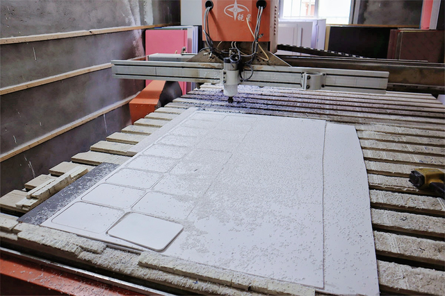 Couper des échantillons de feuille de mousse en PVC