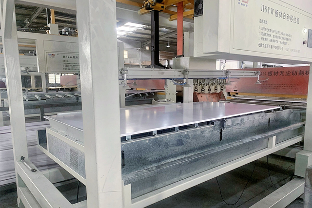 GOLDENSIGN MANUFACTURING WATHOP - Une usine bien équipée dédiée à la production de plantes en mousse PVC.