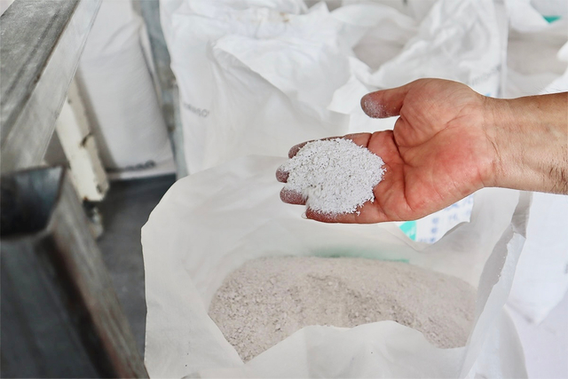 Inspection des matières premières - Assurer la production de plantes en mousse en PVC de haute qualité avec des vérifications strictes de matières premières