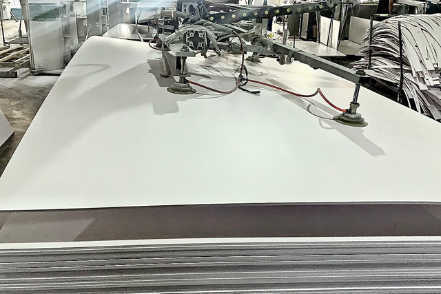 Contrôle de qualité strict dans la production - Inspections rigoureuses garantissant des planches en mousse en PVC cohérentes et fiables.