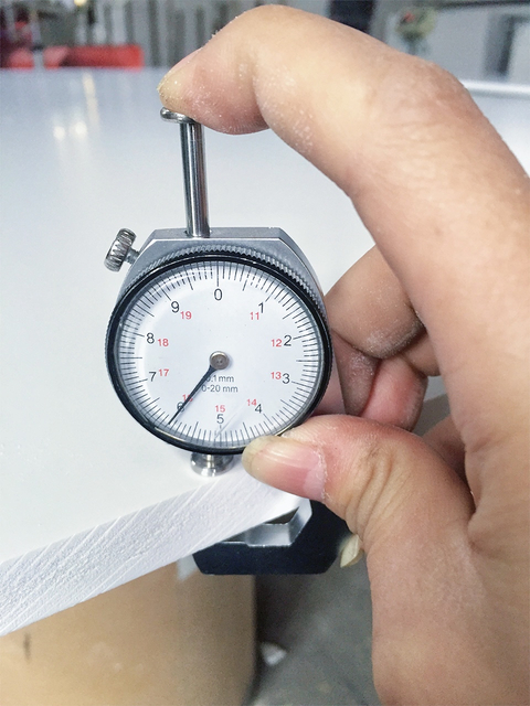 Inspection de l'épaisseur pour les feuilles de PVC - maintenir un contrôle de qualité strict dans la production de la planche