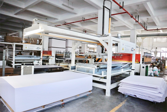Ligne de production avancée de la carte de mousse PVC - lignes automatisées à haute efficacité garantissant la fabrication de qualité supérieure.
